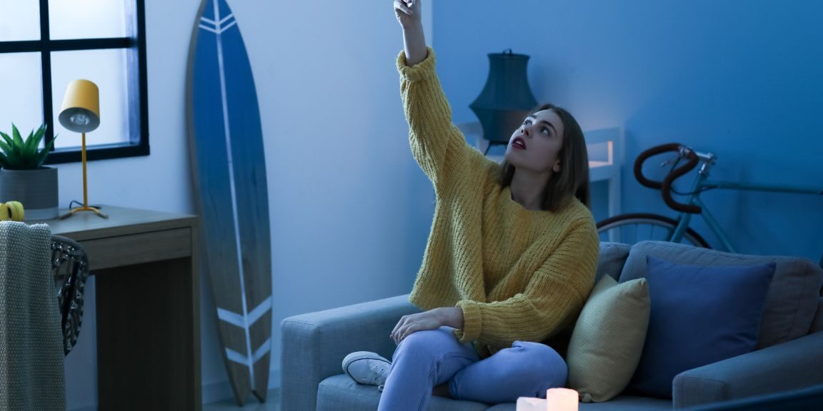 Het is een vrouw die geërgerd naar haar telefoon kijkt, thuis Het is een vrouw die geërgerd naar haar telefoon kijkt, thuis