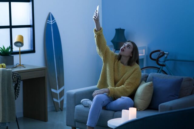 Het is een vrouw die geërgerd naar haar telefoon kijkt, thuis Het is een vrouw die geërgerd naar haar telefoon kijkt, thuis