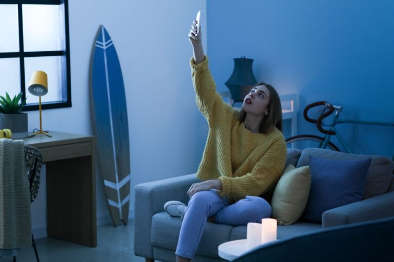 Het is een vrouw die geërgerd naar haar telefoon kijkt, thuis
