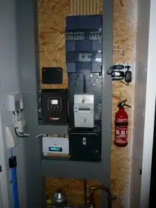 meterkast een kantoor in Heerenveen, waar de mobiele signaalsterkte op alle verdiepingen en in de kelder te wensen overliet. Gelukkig kon dit worden opgelost met de installatie van de Hiboost HI20-5.