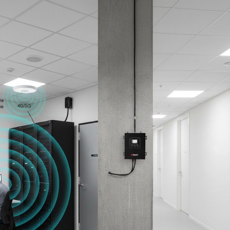 H20-5S GSM-versterker in serverruimte met dikke betonnen muur voor stabiele 4G 5G dekking voor IoT apparatuur gsmversterkers.nl